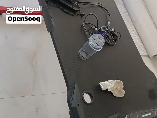 طاولة جيمنج مع اضاءة ( بحاجة صيانه سلك اضاءة )