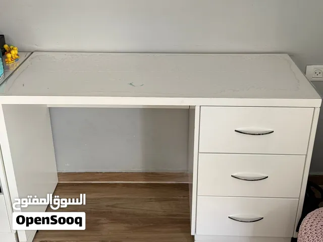 مكتب دارسي بالاضافه الى كرسي بعجلات