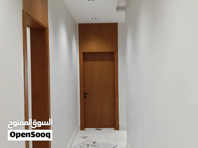 السلام عليكم، أنا معلم دهانات ودهان أخشاب وتلميع أبواب، عندي خبرة 7 سنوات في جدة. أشتغل رش بالمسدس،