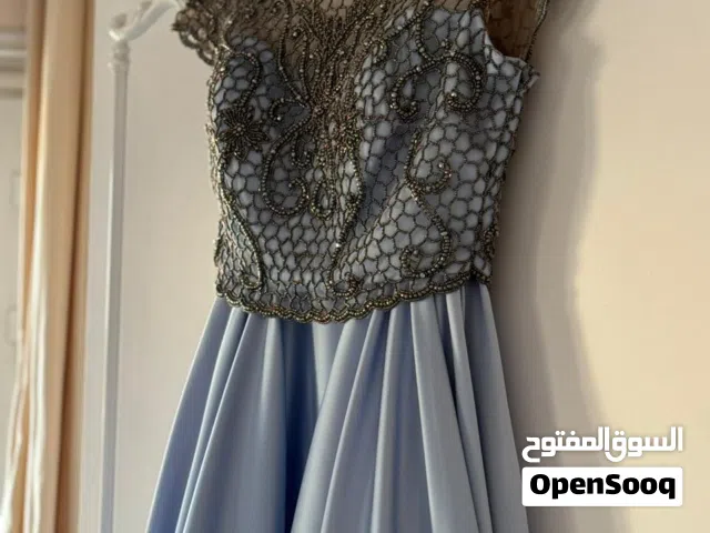 فستان قطعتين لون ازرق القطعة العلوية مشغولة  القطعة السفلية ساتان ثققيل