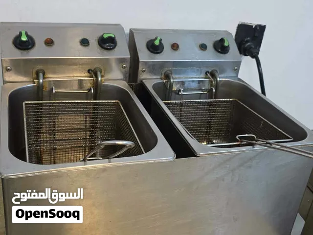 معدات مطعم استعمال نظيف قلايات وثلاجه عرض للبيع بنغازي