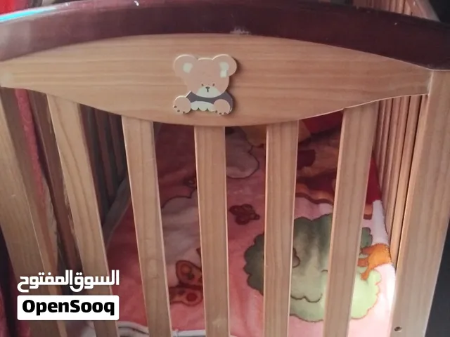 سرير اطفال جديد مستخدم استخدام نضيف لوح زان