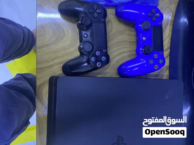 بلايستيشن فور سلم نظيف وشغال مافي اشي مع ايدتين وفيفا24