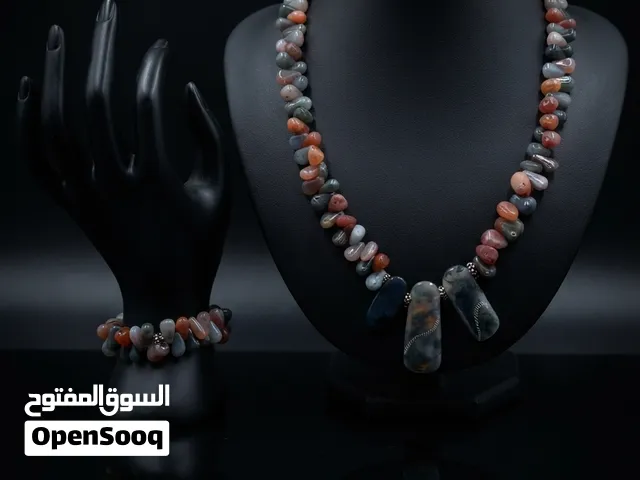 تخم رائع الجمال من العقيق اليماني الطحلبي النادر عبارة عن كولييه وسوار بوزن 110 غم مع اقفال من الفضة