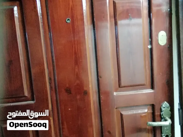 باب خشب لشقة خارجي كامل خشب ثقيل بحال الجديد متر في مترين وعشرة سنتيمتر