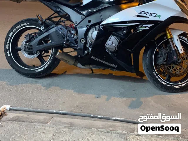 دراجة نارية كاواساكي نينجا ZX 2014 مستعملة بمحرك 1000 سي سي بحالة جيدة