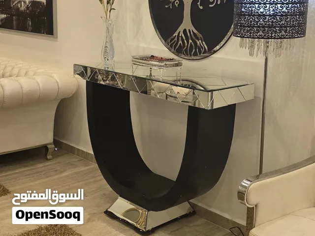 كنسول راقى جدا ومعاه تابلوه كبير استانلس على خشب اسود