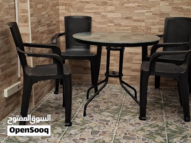 طاوله واربع كراسي