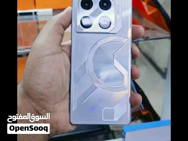 هذا الهاتف هو Infinix GT 20 Pro باللون الفضي (Silver Mecha) المصمم بطابع ألعاب ميشا مستقبلي مع إضاءة