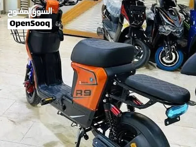 سلام عليكم دراجه R7 نفس لون الي بصور بس مو هيه مستعمل شهر اخر اصدار 2026 كامل ملحقات لون برتقالي