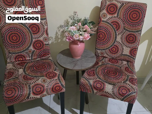 زوج كراسي جانبية / سفرة مزخرفة بحالة جيدة جداً – 40 درهم للكرسي