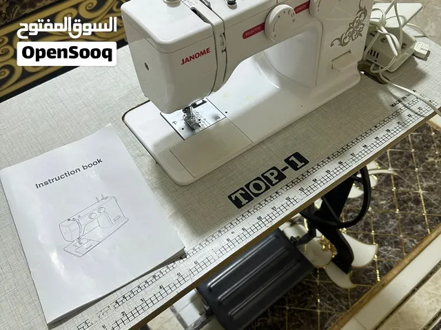 للبيع مكينة خياطة جانومي (JANOME) يابانية مع طاولة – شبه جديدة و بحالة ممتازة