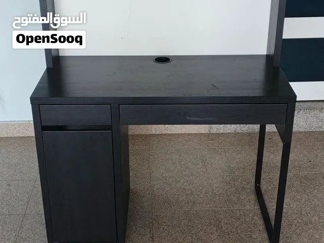 طاولة مدرسيه بحاله ممتازه لتواصل وتساب