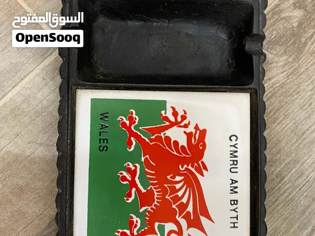 منفضة سجائر وبلاطة سيراميك أنتيك من الحديد الزهر – شعار ويلز (Wales)