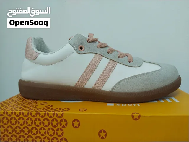 كوتشي شورووم مقاس 40 جديد ابيض في بينك بكرتونته new shoe room sneaker
