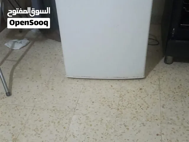 ثلاجه حجم صغير استمال قليل شبه جديد تبريد ممتاز للبيع