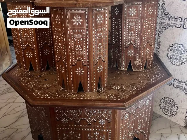 للبيع طقم صالون بلدي كيتكون من طابلة كبيرة مع 4 د الكوانات ديالها بنفس الزواق والنقش البلدي
