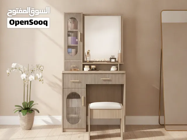 طاولة تسريحة عصرية فاخرة مع مرآة ووحدات تخزين ذكية وكرسي مريح