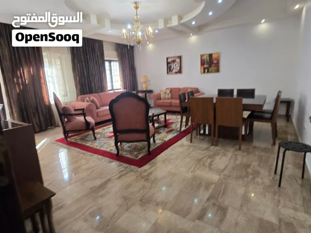 شقة مفروشة للايجار السنوي مع حديقة وتراسات واسعة خلف مطعم ورد والموفنبيك سوبر ديلوكس