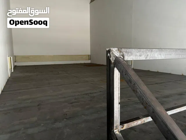 مستودع مساحه 200 متر طابقين المساحه الاجماليه 350 متر الجرف عجمان للايجار 90,000 سنوي متوفر حمام