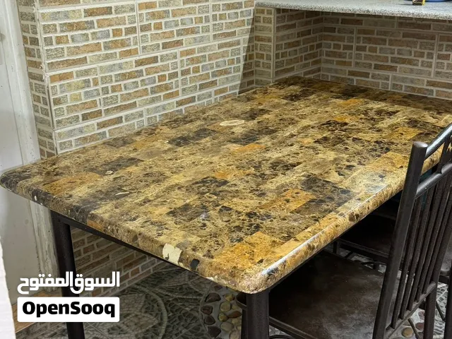 للبيع طاولة طعام بحالة جيدة مع طقم الكراسي