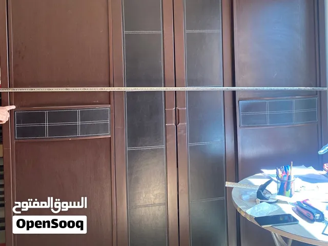 للبيع خزانتين ملابس مستعملات بحالة جيدة