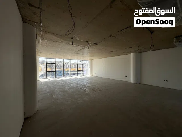 مكتب للإيجار ضمن مجمع تجاري مميز – طريق المطار