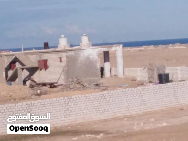 فدان للبيع 4200 متر بها منزل صغير حجره وصاله ومطبخ وحمام وسلم خارجي وخزان علي وش الأرض السعر 900000