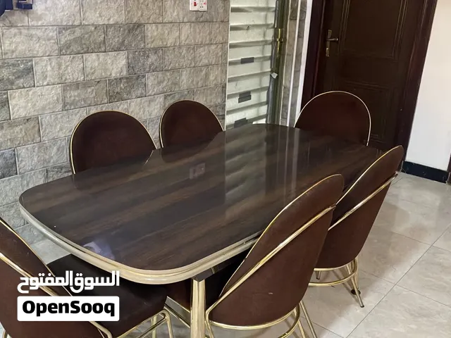 ميز طعام ستخدام قليل