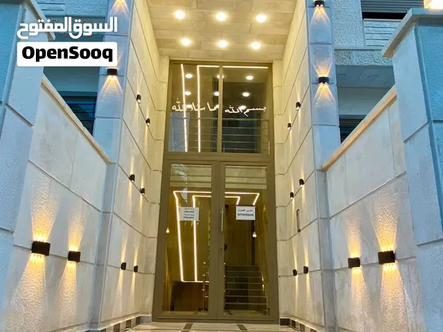شقة طابق ارضي مع تراس شارع المطار خلف غمدان