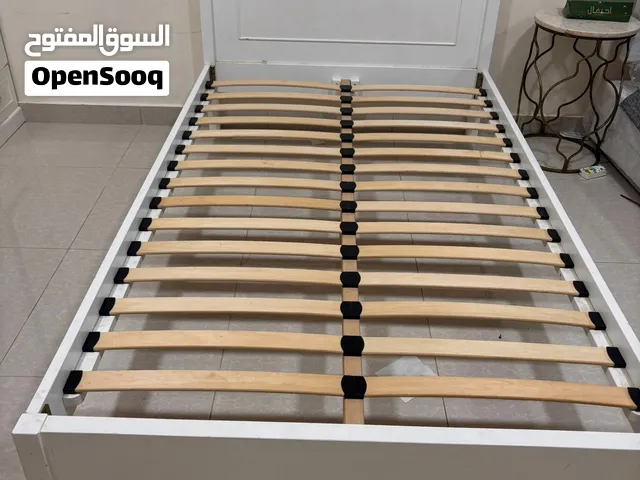 سرير عريض لشخص واحد