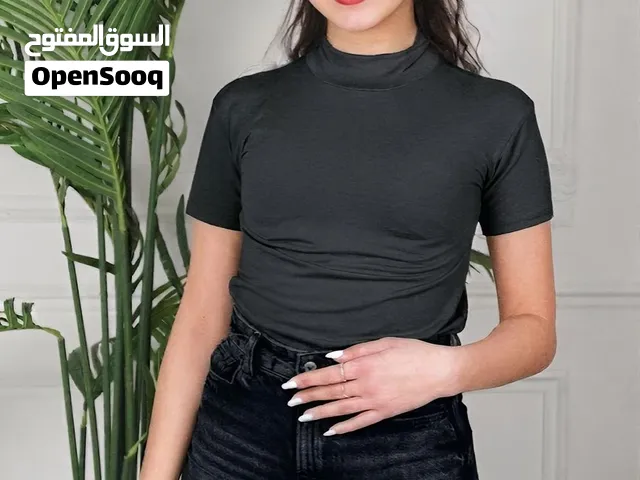 القطعة الأساسية بخزانتك، رجعت وبـ 6 ألوان مميزة! بلوزة أنيقة بقصة ناعمة وراقية، خامة مريحة ومرنة،
