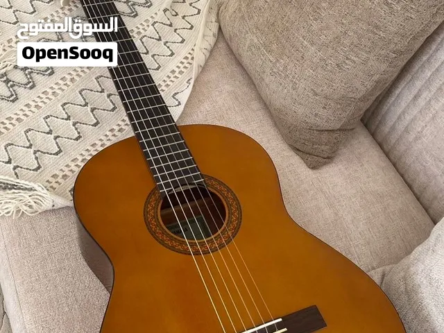 جيتار كلاسيكي أصلي من ماركة  Yamaha ( موديل C40 ).