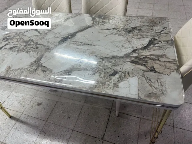 طاوله طعام 1 متر و40 سنتى طول فى عرض80 سنتى حاله الخشب جيده ارجل استيل  لون الارجل ذهبى ثابته  مع 3