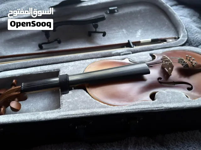 كمان صناعة Mz Store جودة جداً ممتازة ومناسب للمبتدئين بالاضافة الى ستاند لتثبيت الكمان على الكتف