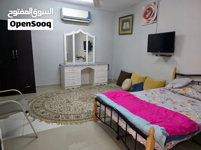 غرفة أرضيه بدورة مياه ومطبخ ، المعبيلة