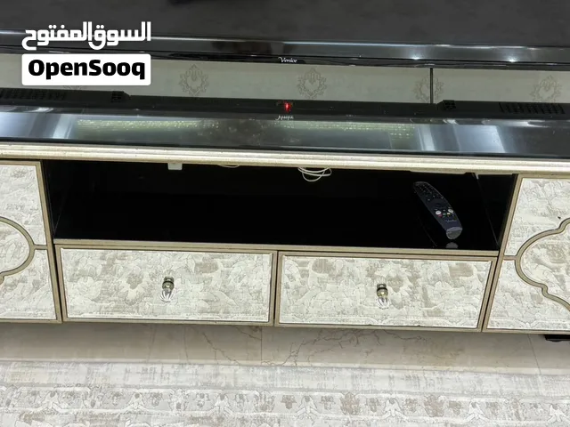 للبيع طاولة تلفزيون وتسريحة طقم