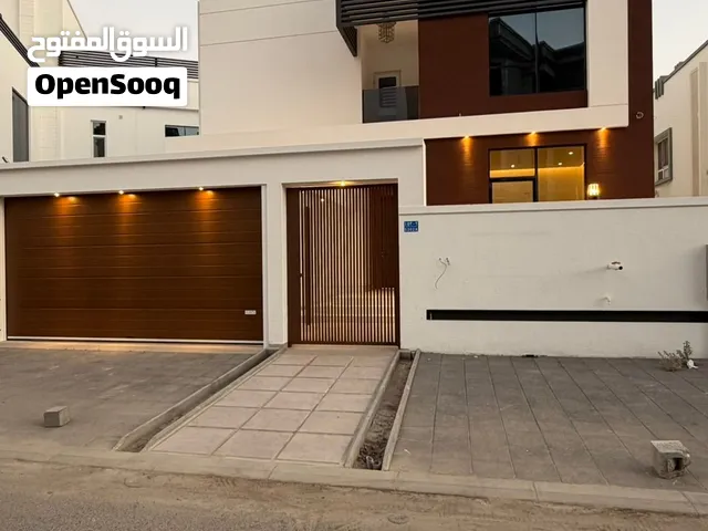 فلل فاخرة للبيع في الخوض السادسة بالقرب من الجامعة