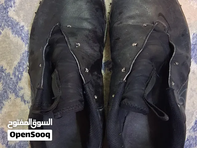 جزمه نايك اصلي مقاس 38\39 سعر الشراء 400 مستعمله بحاله جيده لاتشكو من شيء غير ثقبين كما في الصوره