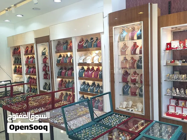 ديكور محل اكسسوارات وساعات للبيع مستعجل حرق