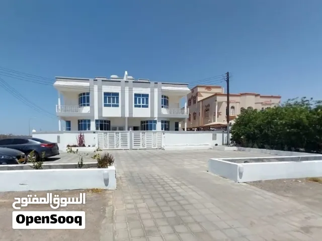 فيلا للبيع موقعها التجاري ع شارع مزدوح