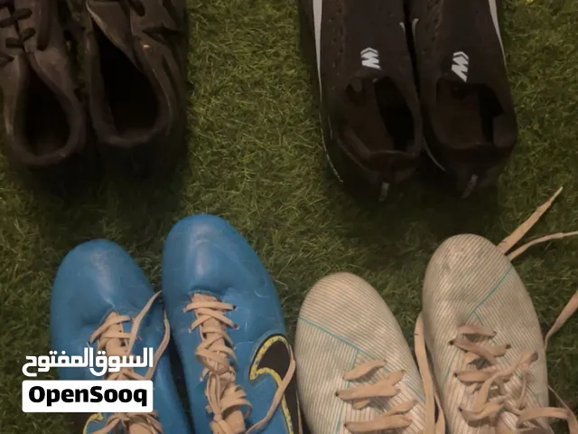 4احذية كرة قدم ب 200 درهم الاربعه