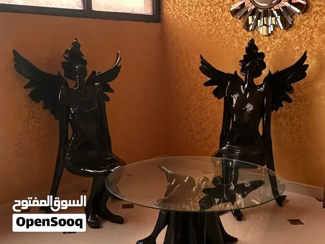 طقم ديكورات فاخر للبيع – كرسيان على شكل ملائكة مع طاولة زجاجية
