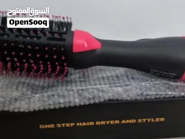 جهازًا متعدد الوظائف لتجفيف وتصفيف الشعر، يجمع بين فرشاة هوائية ومجفف.