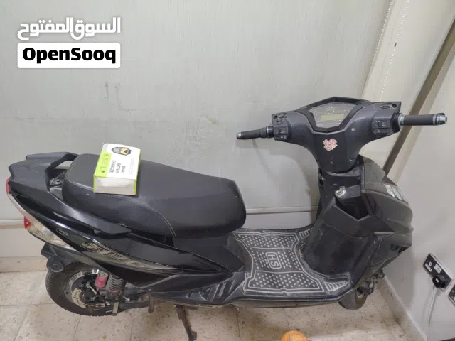سكوتر نظيف جدا لا يحتاج اي شيء البطاريات جديده والشاحن جديد. The scooter is very clean and needs not