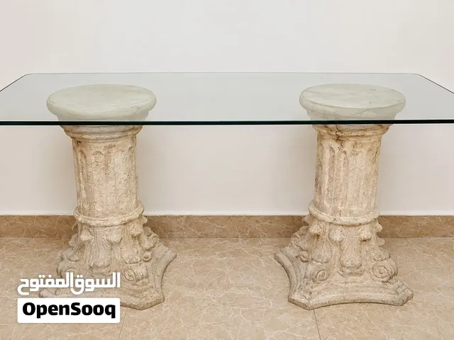 طاولة كونسول زجاج مع قواعد حجر أعمدة كلاسيكية مزخرفة، تصميم فخم ومميز