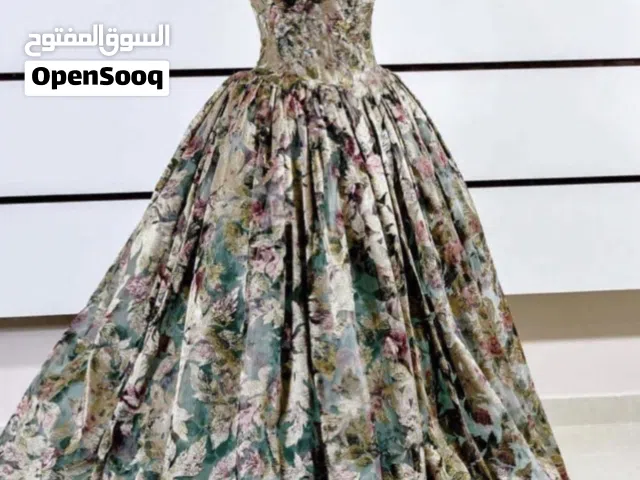 فستان خطوبة/ سهرة بألوان مميزة وقصة مميزة للبيع بسعر مغري