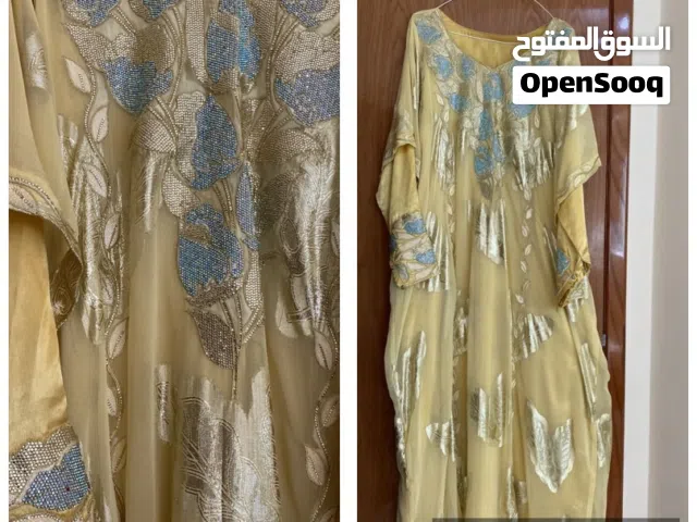 فساتين وجاكيتات وبلايز