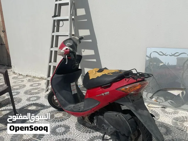 دراجه. سوزوكي نضيفه مشكله تطلع دخان و تقطع بعض المرات شغاله سعر 500