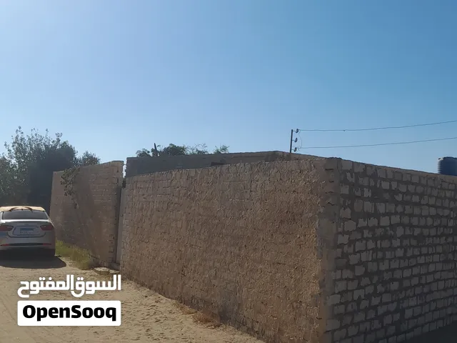 منزل في مكان هادى وحيواي علي بعد خمسه كيلو من مدنيه علي ارض املك عقد اخضر ومكان مميز جدا والسعر روعه